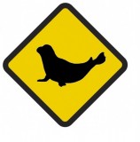 Śmieszne znaki drogowe z egzotycznymi zwierzętami (foka)