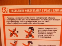 Regulamin placu zabaw, na twardej płycie PCV, większy