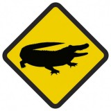 Śmieszne znaki drogowe z egzotycznymi zwierzętami (aligator)