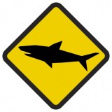 Śmieszne znaki drogowe z egzotycznymi zwierzętami (rekin)